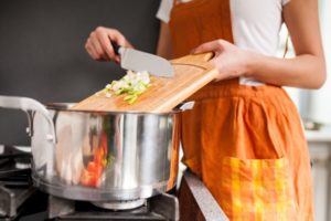masak-300x200 7 Cara Mengatur Pengeluaran Rumah Tangga Untuk Tagihan Bulanan Agar Tidak Boros dan Membengkak