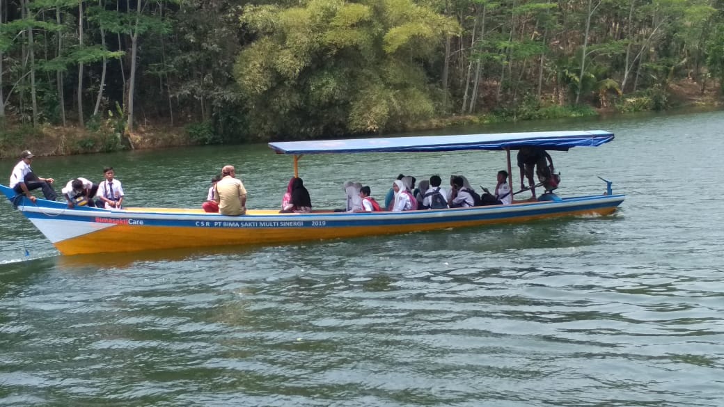 Melayari Mimpi di Atas Perahu untuk Pendidikan Anak-Anak di Sungai Cikaso