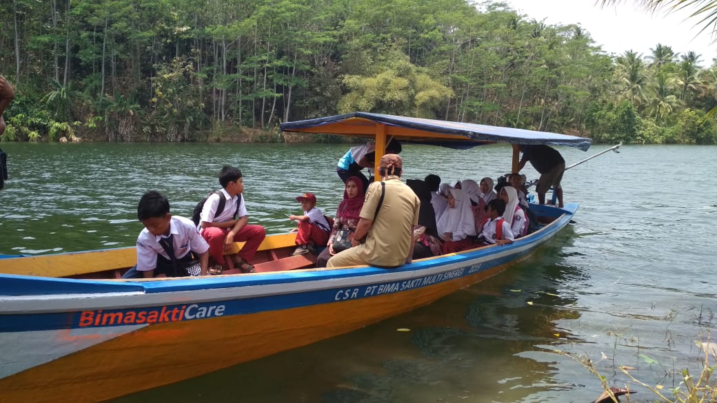 Mengarungi Mimpi: Sebuah Perjalanan di Atas Perahu