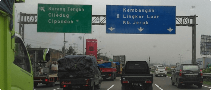 palang-warna-biru-hijau Wajib Tahu Arti Rambu Warna Hijau, Biru di Jalan Tol